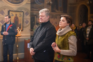 Побажали перемоги, миру і кохання: подружжя Порошенків привітали молоду родину бійця тероборони