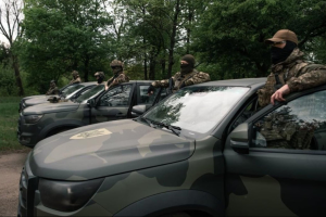 У Десантно-штурмові війська на фронт доправили нові пікапи та необхідне спорядження для бійців
