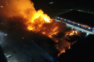 На росії горить склад площею 34 тисячі квадратних метрів