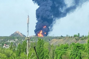 В окупованій рашистами Макіївці горить нафтобаза, стовп диму видно аж із Донецька – відео
