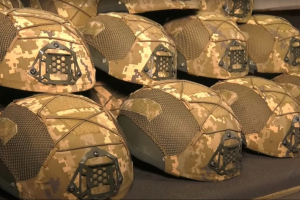 У Хмельницькому троє майстрів виготовляють якісну амуніцію для військових – їхні шоломи рятують життя