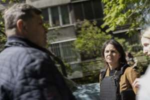 Бербок з візитом у Києві: "Німеччина постачатиме Україні сучасну зброю і навчатиме бійців"
