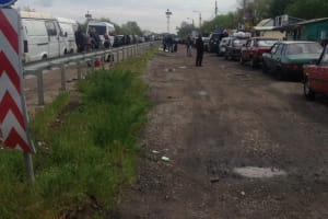 Огромную колонну автомобилей с мариупольцами наконец-то пропустили в Запорожье – Андрющенко