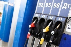 Падіння цін на нафту не призведе до подешевшання бензину в Україні