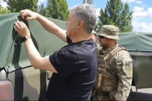 Порошенко побывал на восточном направлении и передал бойцам новые автомобили и снаряжение