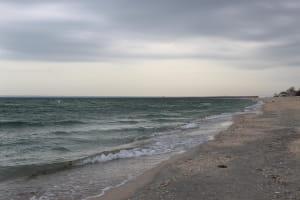 Порожні пляжі, закриті готелі: що відбувається на окупованих курортних селищах Запоріжжя – сюжет