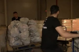 Ці пакети підуть людям, у яких немає їжі: як World Central Kitchen допомагає Україні – сюжет