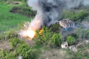 Палає та вибухає: під Ізюмом рознесли склади з боєкомплектом артилерії московитів – відео