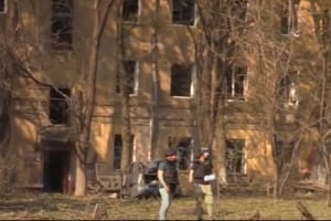Вибух, оглушило, потекла кров: що розповідають очевидці про ракетний обстріл центру Краматорська – сюжет