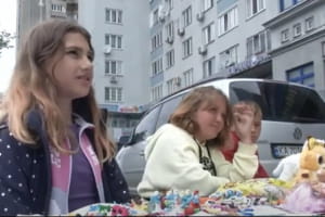 Ради победы прощаются с любимыми игрушками: как киевские дети помогают армии – сюжет