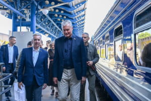 В День государственности в Киев прибыл президент Литвы – он выступит в Верховной Раде