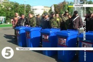 У Черкасах кількох депутатів викинули у смітник