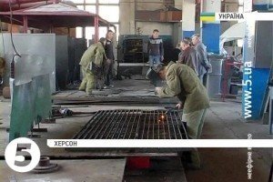 Херсонські студенти обладнують БТРи проти кумулятивними екранами