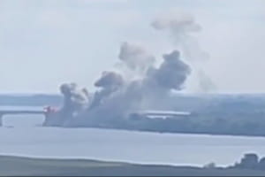 Кацапы "курят" как никогда: момент взрыва на Антоновском мосту попал на видео
