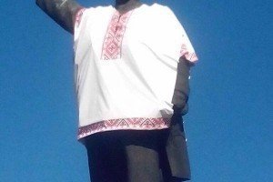 Запорізького Леніна одягнули у вишиванку