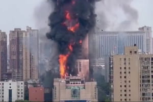В Китае за 20 минут сгорел небоскреб крупнейшего оператора связи China Telecom – внутри могли быть сотни людей