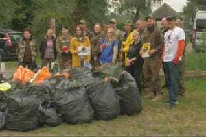 Попри війну, українці долучилися до Всесвітнього дня прибирання: як це було у Києві – сюжет