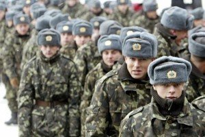 Через війну на Донбасі з армії не демобілізують строковиків