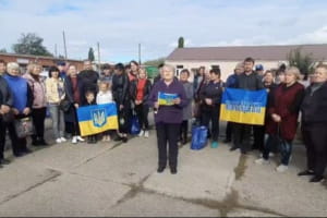 "В рф мы никогда не хотели": в Николаевской области жители оккупированной Снигиревки вышли на митинг против "референдума"