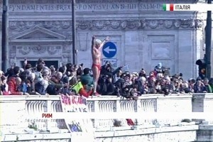 Європейські моржі святкують Новий рік у крижаній воді