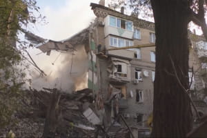 Уничтожены целые подъезды, под завалами остаются люди: последствия ракетного удара по Запорожью – сюжет