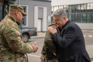 Ворог панікує, а українці підтримують ЗСУ: Порошенко передав пікап бійцям на Херсонський напрямок