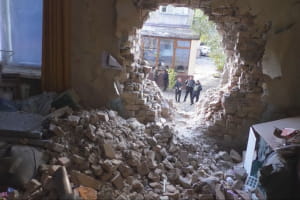 Ракета пробила півтораметрову діру в будинку і знищила одну із квартир: наслідки обстрілу Запоріжжя