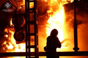Пекельна ніч: як рятувальники гасили пожежу після російської атаки по енергетичному об’єкті на Київщині – фото