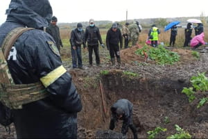Щонайменше 17 тіл загиблих: на Харківщині виявили масове поховання – МВС