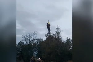 Одеські морпіхи підняли український прапор у звільненому населеному пункті на Херсонщині – відео