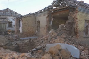 "Нащо б'ють, вони ж не по військових б’ють": як жителі Оріхова виживають під постійними обстрілами