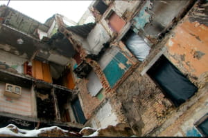 "Як не було б добре кругом, а своя хата є своя": як мешканці Горенки живуть у напівзруйнованому рашистами будинку
