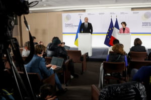Около $1 млрд Украина привлекла по итогам прошедшей в Париже международной конференции – Шмыгаль