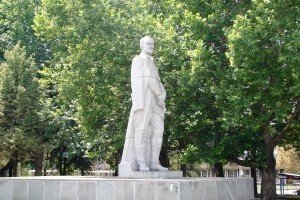 Громадяни намагаються звалити памятник Дзержинського у Запоріжжі