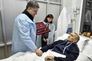 Порошенко вручив орден Героя України легендарному 