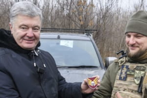 Петро Порошенко під час поїздки на східний фронт передав пікап та електрообладнання Олександру Погребиському у 46-ту бригаду
