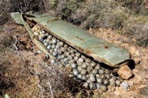 Українські військові продемонстрували докази застосування терористами касетних боєприпасів
