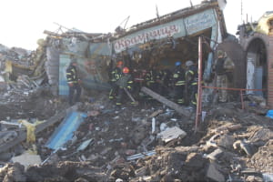 Дитина з осколковим пораненням шиї: на Харківщині рятують дівчинку після ракетного обстрілу – сюжет