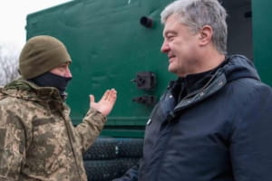 "Щиро вдячні нашим десантникам": Порошенко привіз 79-й бригаді на Донеччину спецтехніку та мобільний банно-побутовий комплекс