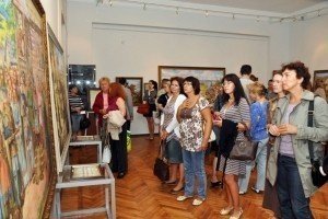 Харківські художники організували виставку картин, щоб допомогти місцевим десантникам в зоні АТО