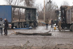 Моторошне падіння уламків у Києві: очевидці розповіли, що дивом врятувалися