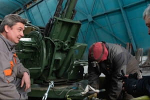 Порошенко показав унікальні кадри з майстерні, де британські вантажівки DAF перетворюють на знаряддя 