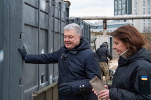 План – 120 комплексов: Порошенко показал, как из контейнеров для боеприпасов делают мобильные бани для фронта