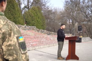 Зеленський приїхав на Сумщину і вручив Охтирці відзнаку "Міста-героя" – відео
