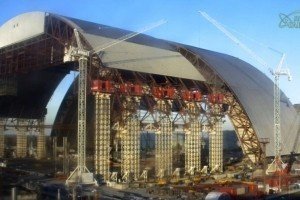 На ЧАЕС триває монтаж бокових сегментів та опорних частин НБК