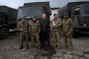 Немає нічого важливішого, ніж забезпечити воїнів зброєю, технікою і зарплатами – Порошенко на фронті