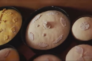 Як печуть паски та садять городи перед Великоднем мешканці прифронтового села Харківщини – сюжет