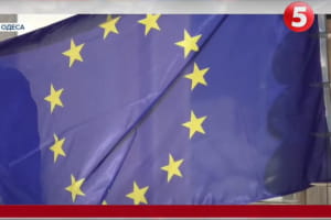 Залунав гімн ЄС і підняли прапор: як в Одесі відзначили День Європи – включення 