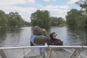 Река разлилась и рыба вышла в поле: патруль охотится на браконьеров во время весеннего нереста – сюжет