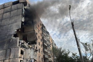 У Кривому Розі росіяни влучили ракетою у багатоповерхівку – відомо про двох загиблих, 25 осіб постраждали – відео (оновлено)